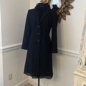 Crepe long blazer with detachable lace collar